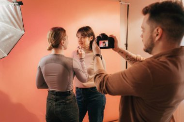 Stüdyoda profesyonel ışıklandırma ile makyaj çekimi yapılıyor.