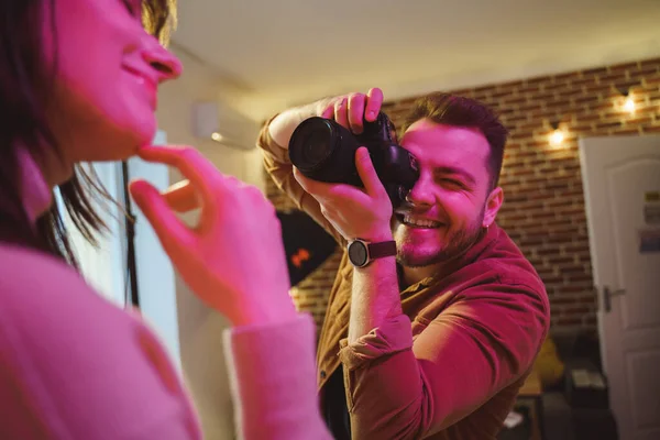 Photographer taking pictures of his female model with professional camera — Φωτογραφία Αρχείου