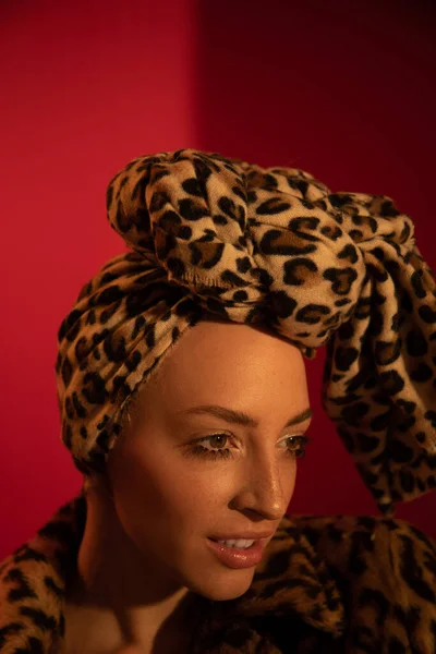 Retrato de estudio de mujer glamorosa con maquillaje desnudo — Foto de Stock