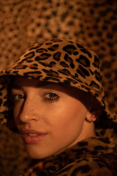 Girl wearing leopard panama posing while looking at the camera — Stock Photo, Image