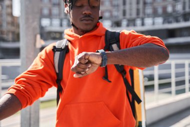 Teslimatçı bisikletinin başında oturmuş akıllı adamına bakıyor.