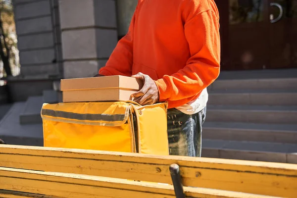 Entrega homem se preparando para dar pacote ao cliente — Fotografia de Stock