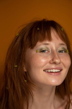 Tatmin olmuş duyguları paylaşan hassas genç bir kadın.