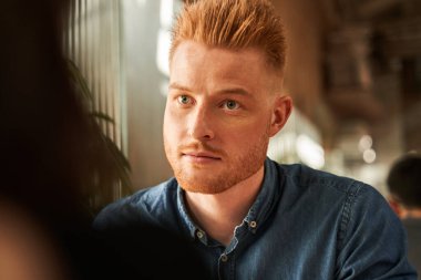 Adam kahve molası sırasında sohbet ediyor ve kahve içiyor.