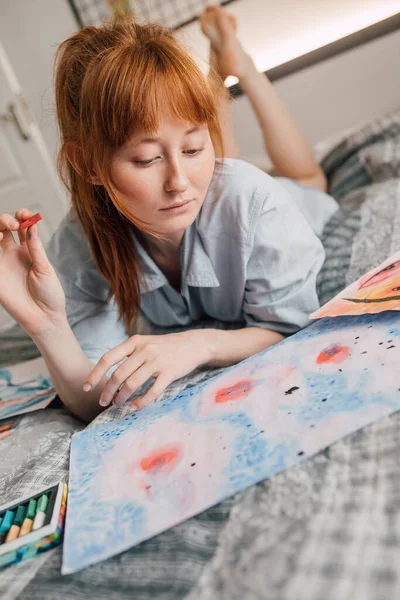 Mladá zázvorová žena relaxuje se svými kresbami po ránu — Stock fotografie