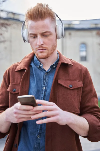 Homme debout autour des arbres seul et écouter de la musique tout en passant le week-end — Photo