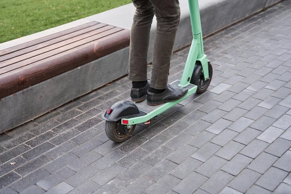 Snygg man använder scooter och kör genom den urbana vägen — Stockfoto