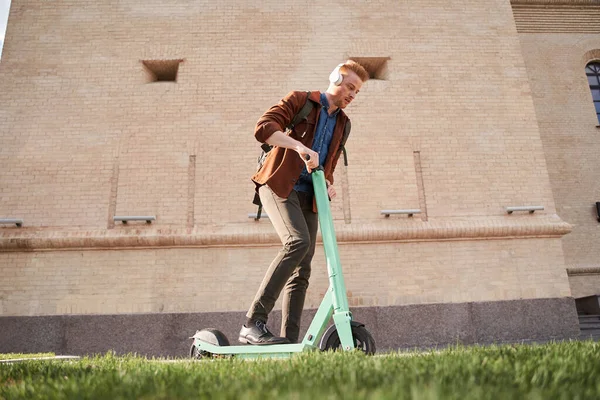 Man tillbringar dagen utomhus och reser på motordriven skoter — Stockfoto