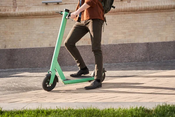 Mannelijk rijden aangedreven ecologisch transport tijdens de grote zonnige dag — Stockfoto