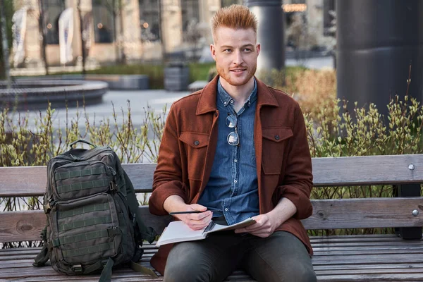 Man tittar bort medan man tillbringar tid på naturen och studerar — Stockfoto