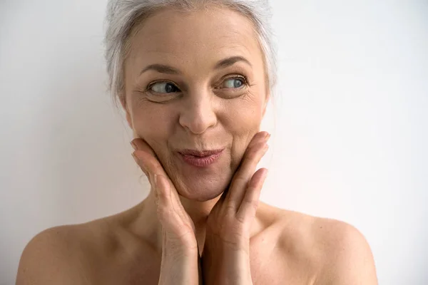 Woman holding hands at her chicks and looking away in front of the camera — Stock Photo, Image