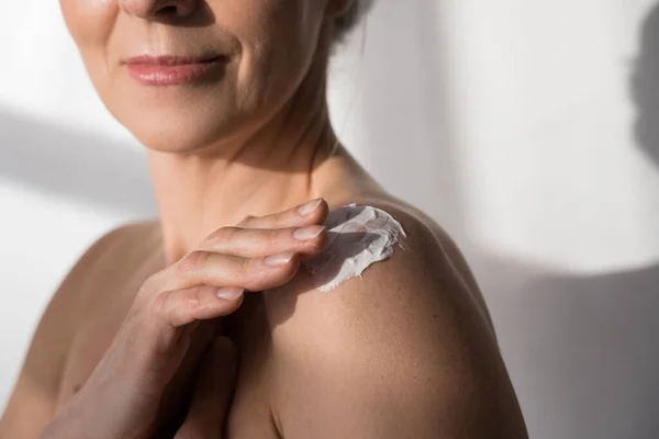 Žena nanáší kosmetický krém na čistou hydratovanou pokožku — Stock fotografie