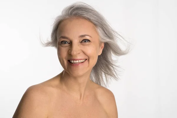 European woman looking at the camera with toothy smile and posing — Stock Photo, Image