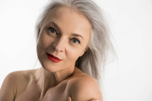 Woman with red lips looking at the camera with naked shoulders — Stock Photo, Image