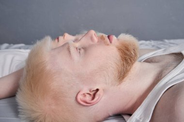 Yatakta yatan bir adam, tatlı kızının yanında gözleri açık, dinlenirken...