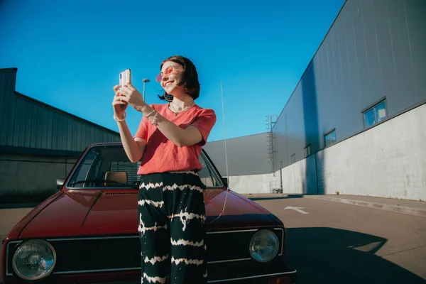 Ευτυχισμένη χιλιετή γυναίκα κάνει selfie σε καλής ποιότητας κάμερα smartphone — Φωτογραφία Αρχείου