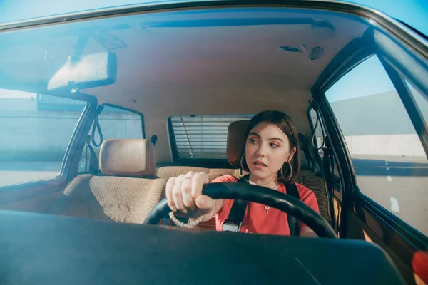 Kvinna i casual wear tittar på fönstret medan du kör bil — Stockfoto