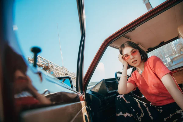 Frau mit Brille blickt beim Autofahren in die Kamera — Stockfoto