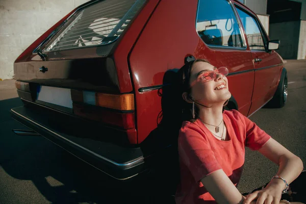 Mädchen mit Brille genießt die Wärme und Sonne mit geschlossenen Augen — Stockfoto