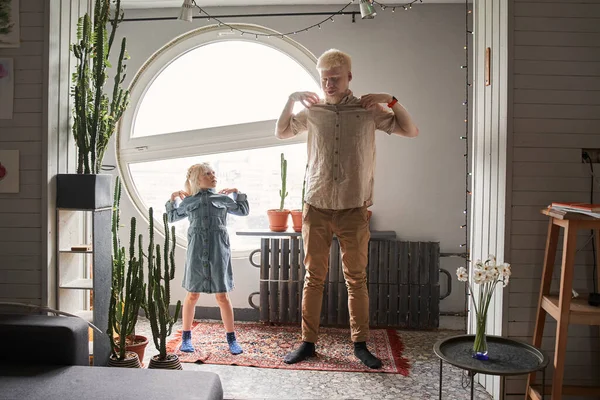 Albino vader en zijn dochter trainen tijdens het sporten samen — Stockfoto