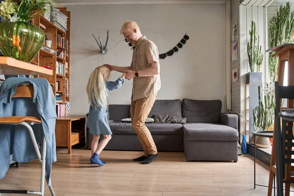 Padre y su linda hija bailando juntos en el interior del salón —  Fotos de Stock