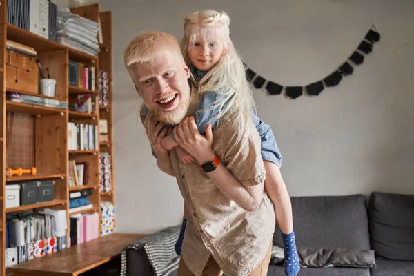 Blank blond vader omarmen met schattig klein kind dochter — Stockfoto