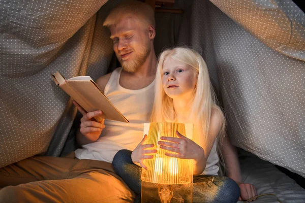 Vader leest interessante sprookjes aan zijn blonde leuke dochter — Stockfoto