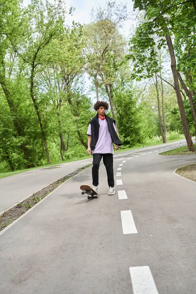 Muž se snaží skateboarding a zároveň se těší extrémní sport na městské silnici — Stock fotografie