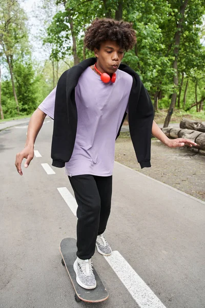 Aktivní muž cvičí extrémní skateboarding v městském prostředí — Stock fotografie