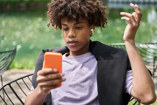 Maschio digitando al telefono cellulare e guardando lo schermo del dispositivo — Foto Stock