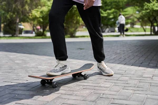 Člověk cvičí skateboarding při trávení času v městském prostředí — Stock fotografie