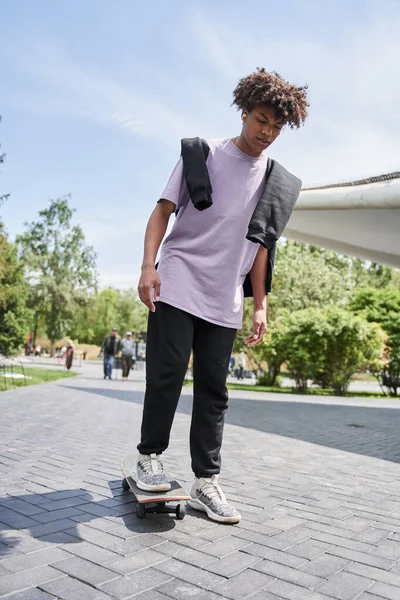 Uomo attivo che pratica lo skateboard mentre trascorre del tempo in ambienti urbani — Foto Stock