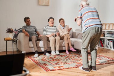 Boş zamanlarında pandomim yapan yaşlı bir adam.