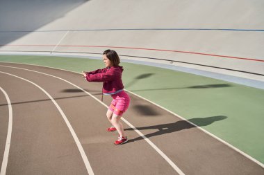 Cüce kadın sabahları stadyumda çömeliyor.