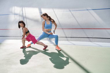 Stadyumda spor yaparken en iyi arkadaşlar antrenman yapıyor.