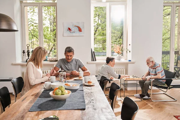 Man drinkt thee met zijn verzorger in het verpleeghuis — Stockfoto