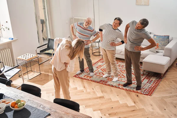 Senioři trénují, když spolu sportují v domově důchodců — Stock fotografie