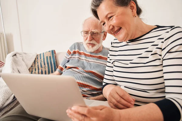 Couple de personnes âgées tenant un appel vidéo avec leur famille ou leurs amis à partir de l'ordinateur portable — Photo