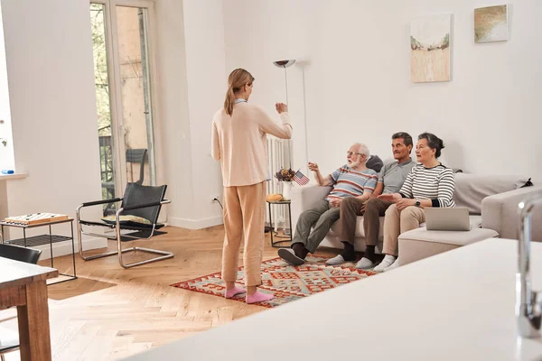 Enfermera de pie en la habitación frente a sus pacientes y jugando con ellos —  Fotos de Stock