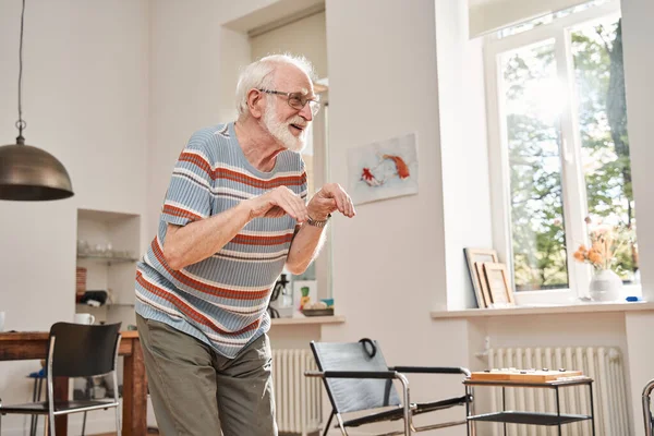 Старший чоловік показує якусь тварину і розважається, граючи в пантомімімі — стокове фото