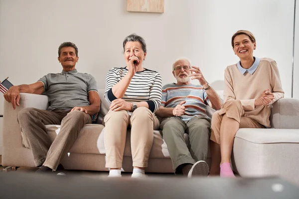 Senior vrouw zingen op de karaoke en het gevoel van grote emoties — Stockfoto