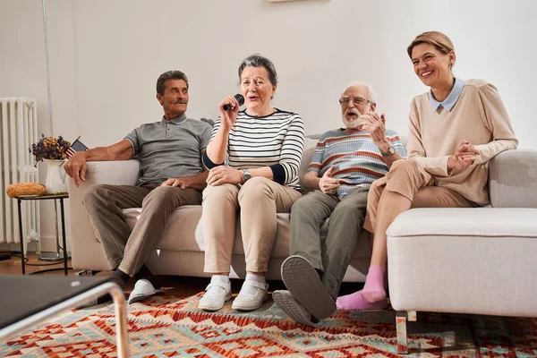 Senior vrouw zingen op de karaoke en het gevoel van grote emoties — Stockfoto