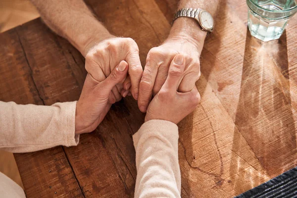 Solidaritätsgeste zwischen Patient und Krankenschwester im Sitzen — Stockfoto