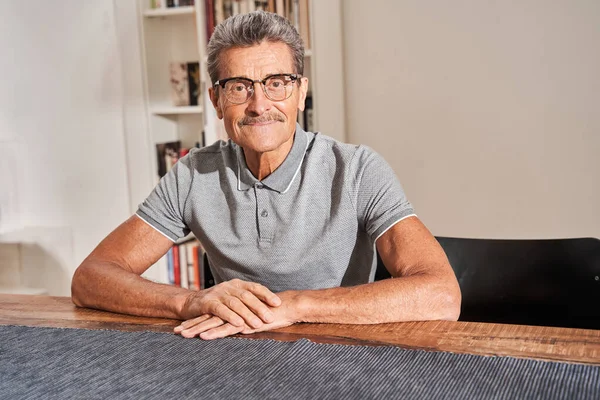 Man wearing glasses looking attentively to the camera with pleasure smile — Stock Photo, Image