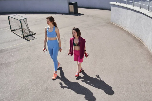 Különböző lányok néz félre séta közben a stadionban, és pihentető edzés után — Stock Fotó