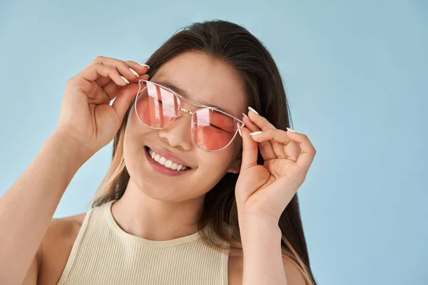 Aziatisch meisje kijken door de zonnebril terwijl het hebben van zomer schieten in de studio — Stockfoto