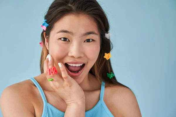 Aziatische vrouw met schattig kapsel open haar mond en kijken naar de camera — Stockfoto