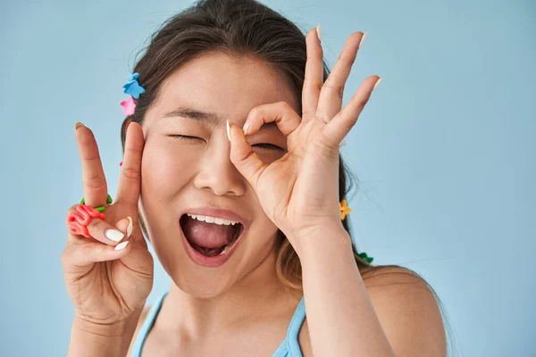 Frau gestikuliert und öffnet den Mund, während sie positive Emotionen ausdrückt — Stockfoto