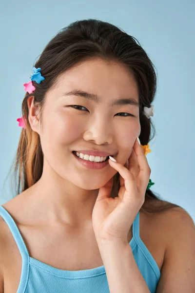 Vrouw met schattige haarspelden bij haar brunette haar glimlachende tanden tijdens het poseren — Stockfoto