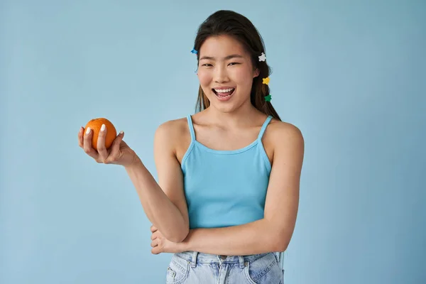 Aziatische vrouw met gelukkig gezicht holding citrus fruit en glimlachen — Stockfoto